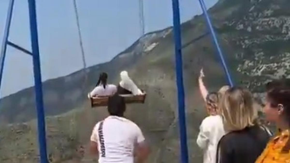 Vídeo | De terror: se columpian en un barranco de 1.500 metros... y se rompe una cuerda