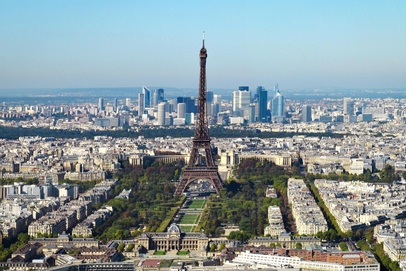 Fotografía de la Torre Eiffel con La Défense al fondo.