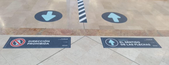 Flechas en los pasillos de un centro comercial en Madrid