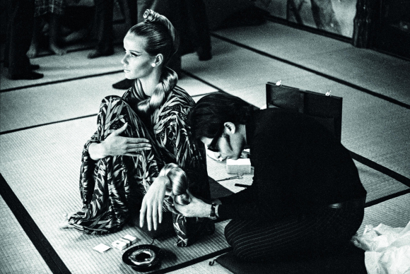 Ara Gallant, creando un brazalete para la modelo Veruschka, Tokio, 1966.
