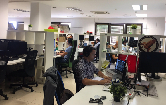 Varios trabajadores comparten oficina en un espacio de coworking.