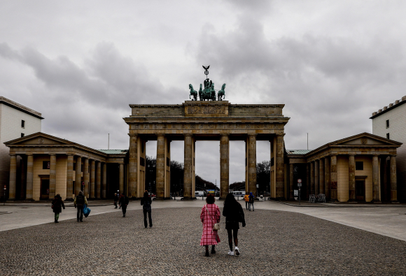 Berlin (Germany), 23/03/2021.- Tourists walks at Pariser Platz with the Brandenburg Gate in the background in Berlin, Germany, 23 March 2021. Germany extended and strengthened its nationwide lockdown measures until 18 April 2021. (Alemania) EFE/EPA/FILIP SINGER