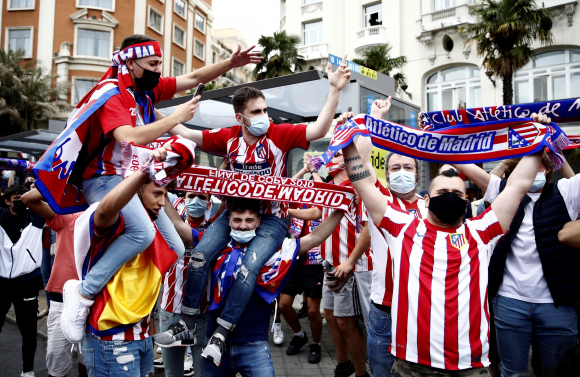 La afición del Atlético de Madrid celebra el título de Liga hoy sábado en la madrileña plaza de Neptuno, tras el último partido de LaLiga Santander.