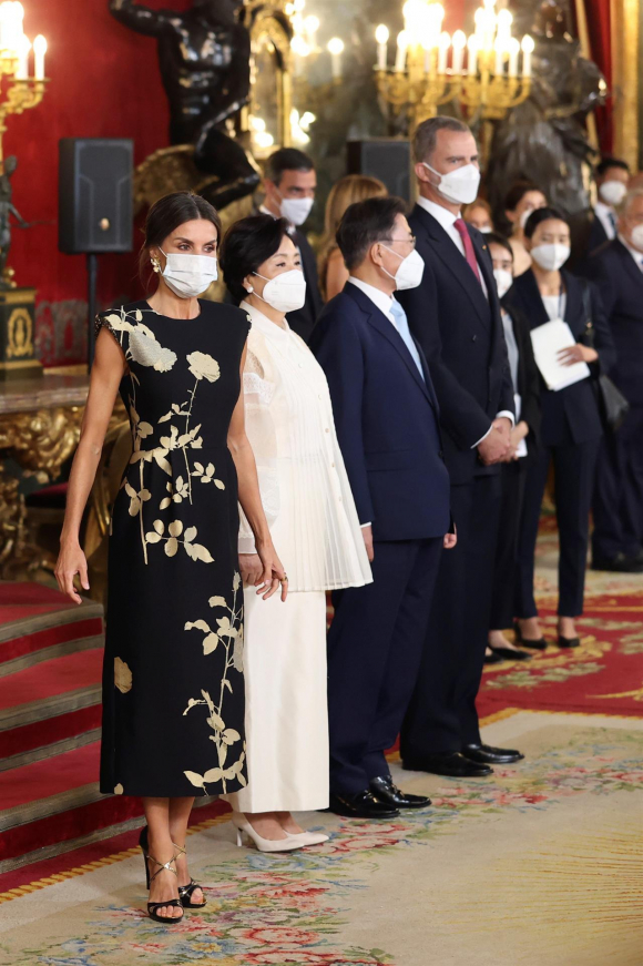 Los reyes Felipe y Letizia (i) ofrecen al presidente de la República de Corea Moon Jae-In (3-i) y su esposa Kim Jung-Sook (2-i) una cena de estado