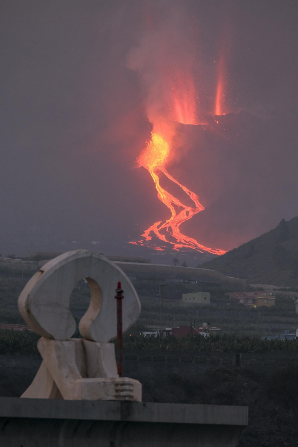 Vista del los ríos de lava que descienden por la ladera del volcán en una imagen tomada este martes desde la localidad de Tazacorte