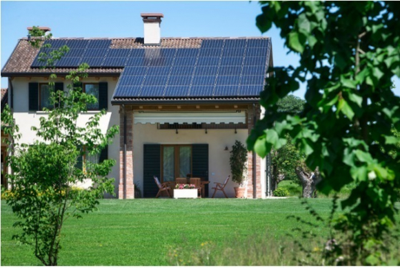 Casa con placas fotovoltaicas en el tejado.