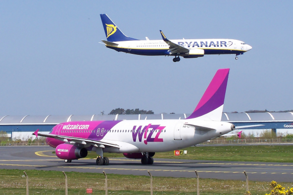 Fotografía de un avión de Wizz Air y de otro de Ryanair.