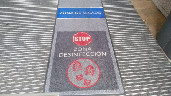 Alfombra desinfección un centro comercial en Madrid