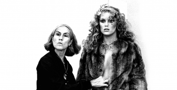 Polly Mellen y Patti Hansen, realizando un estilismo para Vogue, diciembre de 1977.
