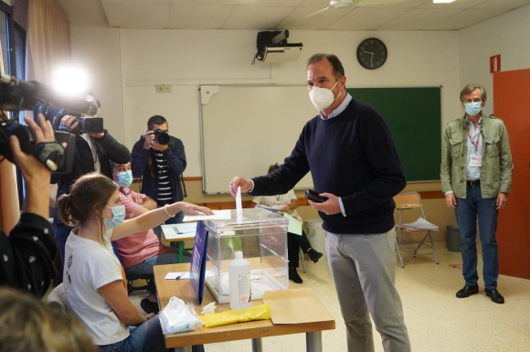 Iturgaiz acude a votar acompañado de Almeida y pide a los enfermos de Covid-19 que no vayan a votar