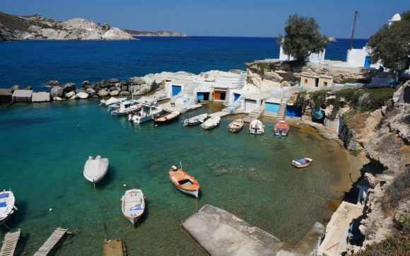 'National Geographic' definió a Milos como "la isla griega perfecta". Un lugar de origen volcánico con casas blancas, playas cristalinas, la mejor gastronomía del Mediterráneo y sin saturación turística.