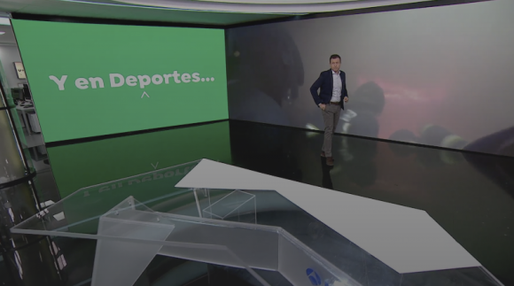 Manu Sánchez tomando posiciones en el plató de 'Antena 3 Noticias'