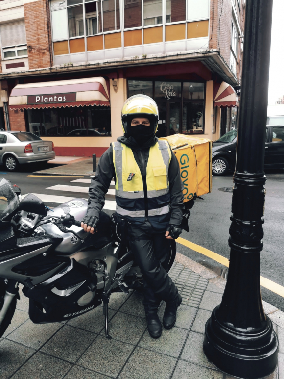 Federico junto a su moto en Asturias.