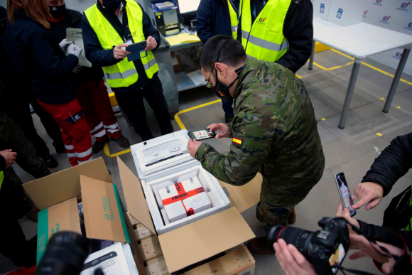 Trabajadores de Pfizer / BioNtech entregan viales de vacunas Pfizer COVID-19 al Ejército español para que los trasladen en avión a las Islas Canarias, Islas Baleares, Ceuta y Melilla