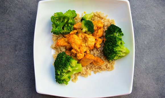 Plato de arroz, brocoli y pollo