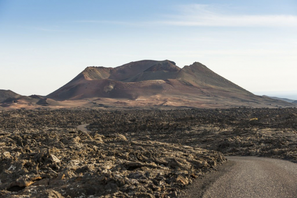 Las Montañas de Fuego (Lanzarote), uno de los destinos más baratos de España para viajar en 2021.
