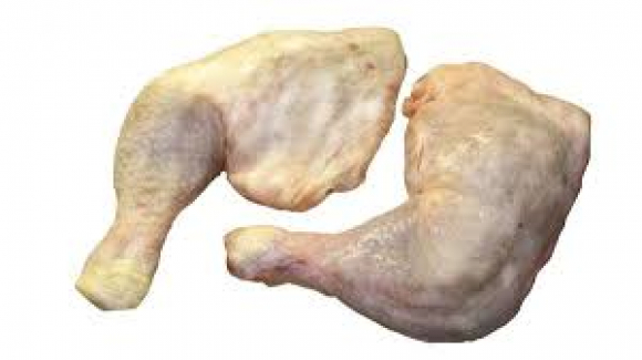 Si el pollo crudo presenta un color grisáceo es mejor no comerlo.