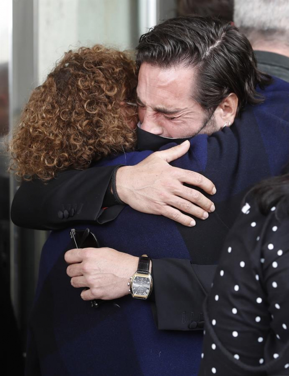 La madre del cantante Alex Casademunt, Rosa González, se abraza emocionada al cantante David Bustamenate