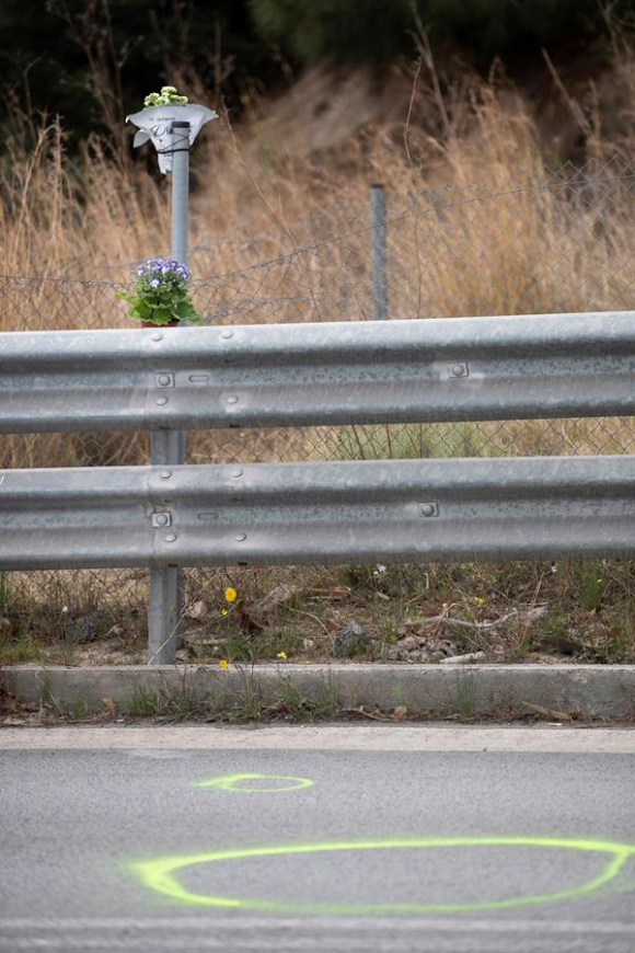 Unas flores han sido colocadas en el lugar, señalizado con marcas amarillas, donde ocurrió el mortal accidente del cantante Álex Casademunt,