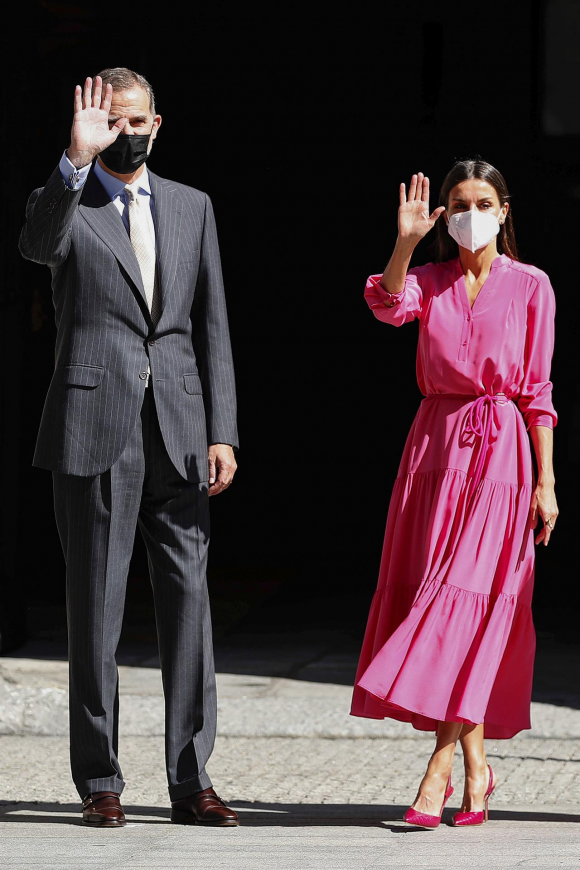 El rey Felipe VI y la reina Letizia a su llegada para la inauguración de la exposición "Berlanguiano. Luis García Berlanga (1921-2021)" en la Real Academia Bellas Artes de San Fernando