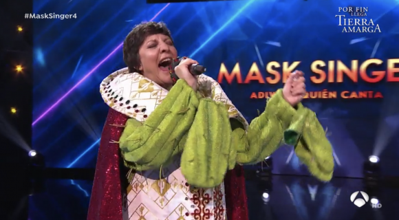 Eva Hache cantando ya desenmascarada en 'Mask Singer'