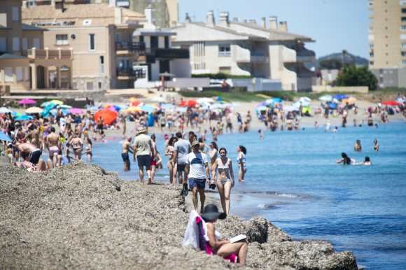 Varias personas en la Playa de Levante, en la Manga del Mar Menor.