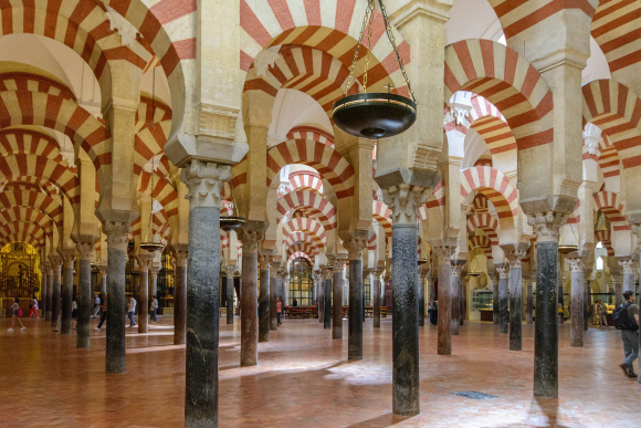 El período de gloria de Córdoba comenzó en el siglo VIII, después de su conquista por los musulmanes, cuando se construyeron unas 300 mezquitas e innumerables palacios y edificios públicos. Declarado Patrimonio de la Humanidad en 1984