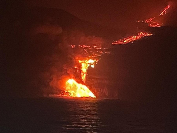 La lava del volcán llega al mar