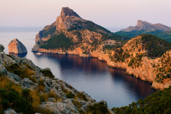 Situado es el extremo más septentrional de la isla es uno de los lugares más espectaculares de Mallorca.