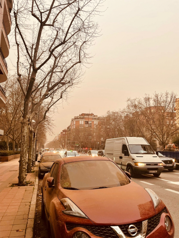 Madrid amanece con los coches llenos de barro