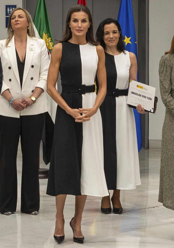 La reina Letizia posa junto a Vivas Tesón (d), catedrática de la Universidad de Sevilla que ha coincidido con el mismo modelo de vestido que la reina