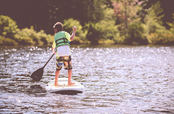 Un menor realiza paddle surf