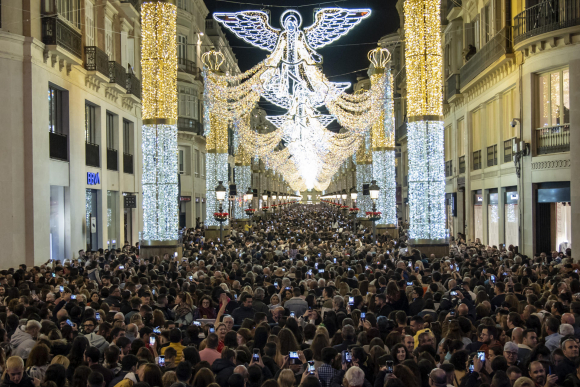 Miles de personas asisten este sábado al alumbrado de Navidad en la calle Larios, en Málaga