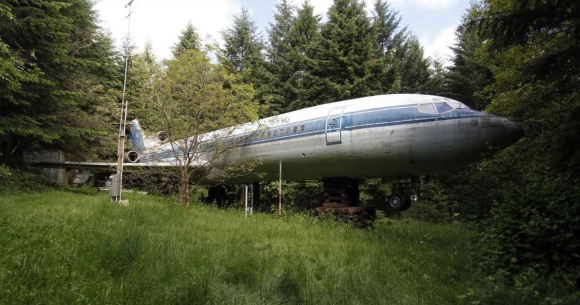 Convierte un avión en ruinas en una inmensa casa prefabricada en el bosque Casa-prefabricada