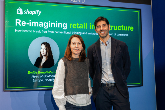 Emily Benoit Vernay, responsable de Shopify en el sur de Europa, y Gonzalo Torres, director general de Shopify en España