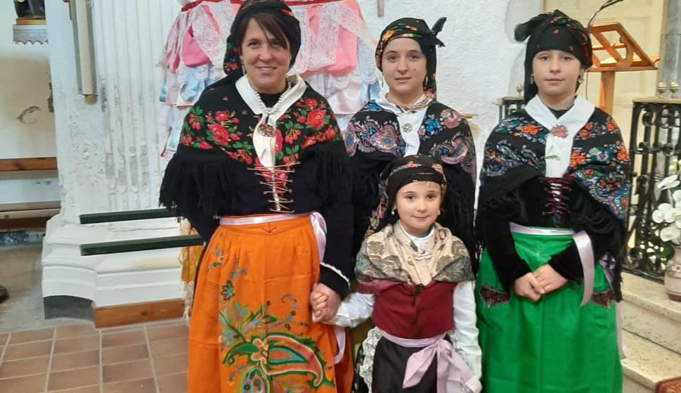 Ana y sus hijas posan hace un tiempo con los trajes regionales de la zona donde viven.