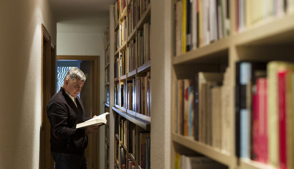 La inmensa colección de libros de Gervasio Sánchez recorre toda su vivienda.