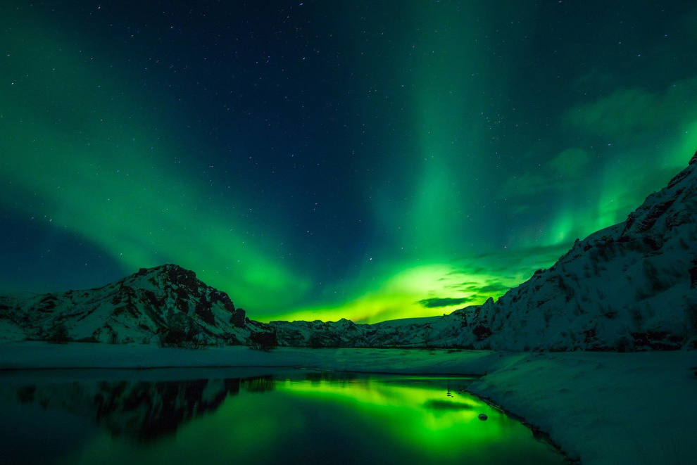 Islandia es uno de los mejores países del mundo para ver la aurora boreal. Este fenómeno se produce cuando hay una explosión solar y las partículas del sol se liberan. Estas entran en contacto con la atmósfera en el campo magnético de la Tierra, ahí se libera energía y el cielo se tiñe de varios colores, principalmente de verde. HAsta la fecha, la aurora boreal suma 1.167.915 hashtags en Instagram.