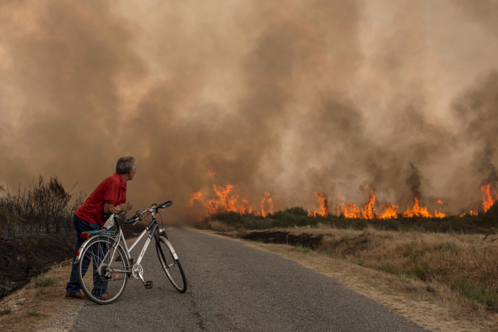 Un vecino de Cualedro observa el avance de las llamas del incendio forestal.