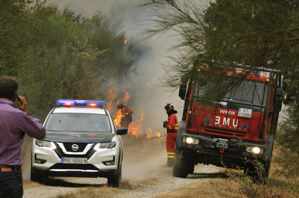 Efectivos de la Guardia Civil y de la UME trabajan en las labores de extinción de un incendio en la parroquia de Montes, en Cualedro, Ourense.
