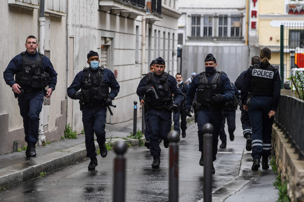 agentes de policía franceses se apresuran al lugar después de que varias personas resultaron heridas cerca de las antiguas oficinas de la revista satírica francesa Charlie Hebdo tras un presunto ataque de un hombre con un machete.