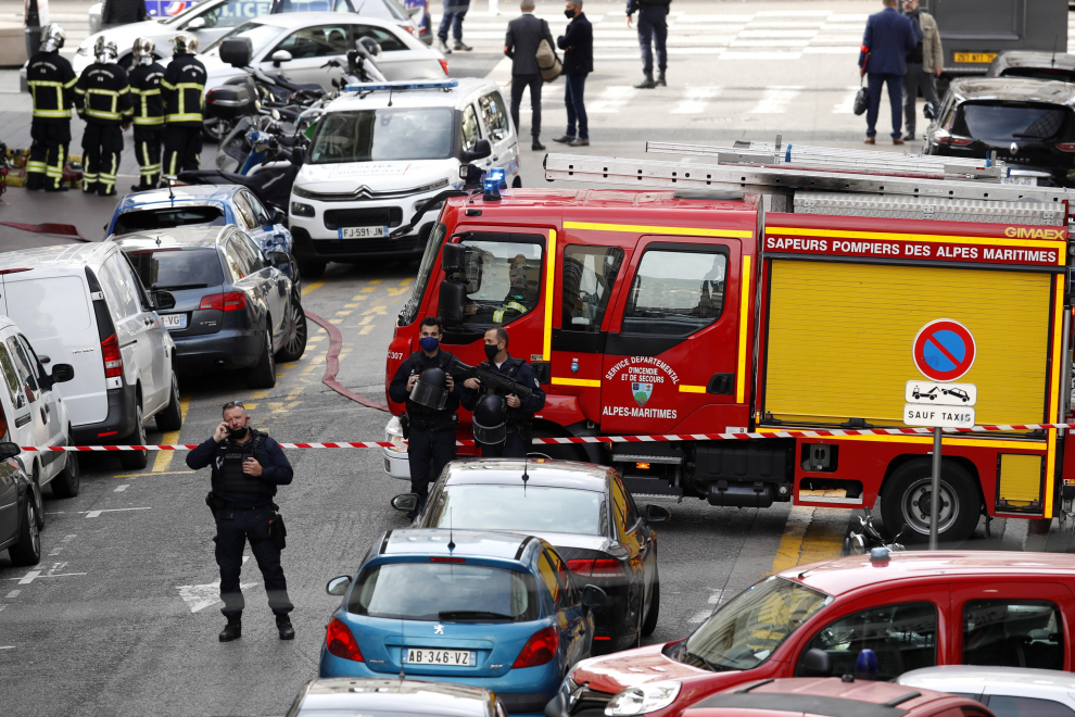 Policías franceses aseguran la calle cerca de la entrada de la iglesia Basílica de Notre Dame en Niza, Francia.
