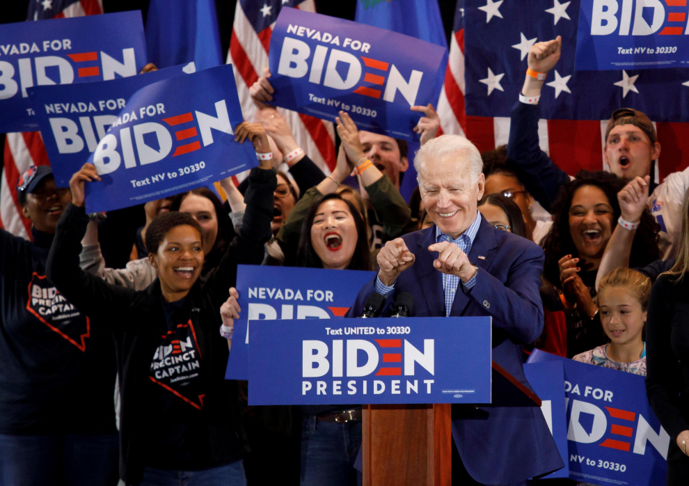 El candidato demócrata a la Casa Blanca, Joe Biden, reacciona durante un acto posterior al "caucus" de Nevada, en Las Vegas.