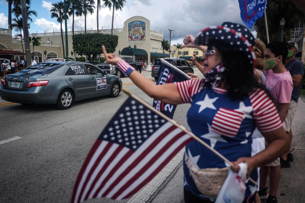 Varios seguidores del presidente estadounidense, Donald J. Trump, confrontan a votantes del candidato demócrata, Joe Biden, durante el acto "Latinos por Trump" en Miami, Florida.