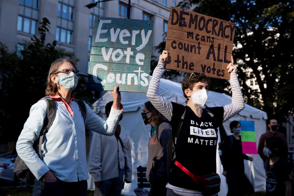 Manifestantes marchan exigiendo el conteo de todos los votos en las elecciones presidenciales de EEUU en McPherson Square, Washington.
