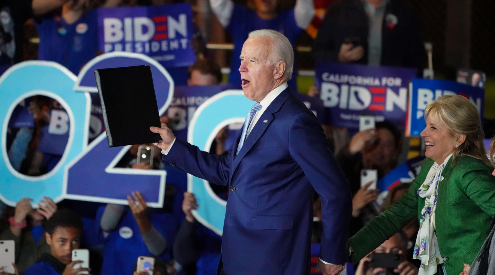 3 de marzo de 2020. Joe Biden llega a un mitin en la noche de las elecciones primarias del Súper Martes en el Centro Recreativo de Baldwin Hills en Los Ángeles.