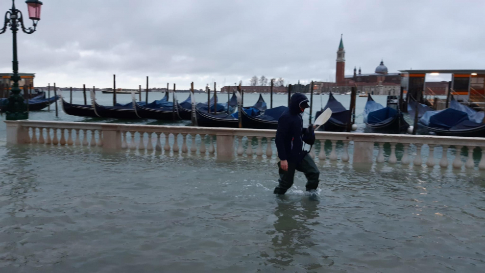 Los altos niveles de agua en Venecia, Italia, dejan gran parte de la ciudad inundada.