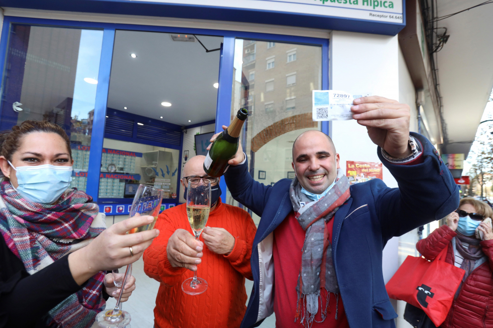 Celebración en el despacho de loterías "Los Manolos" de Salamanca este martes tras conocerse que han vendido quince décimos de El Gordo, el número 72897.