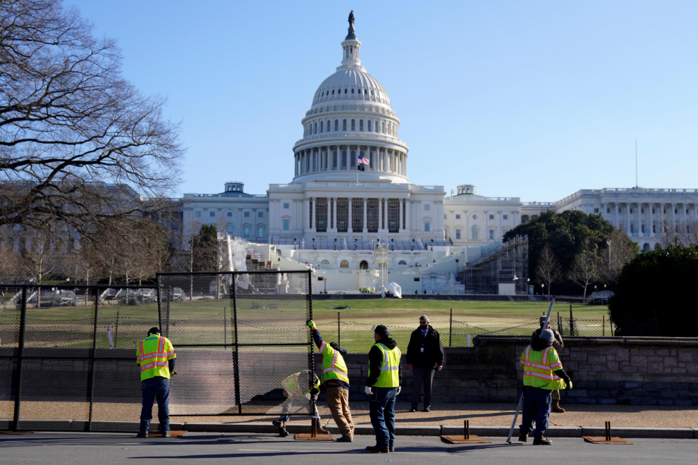 Operarios levanta una cerca en el exterior del Capitolio de los Estados Unidos tras el asalto de la pasada noche.