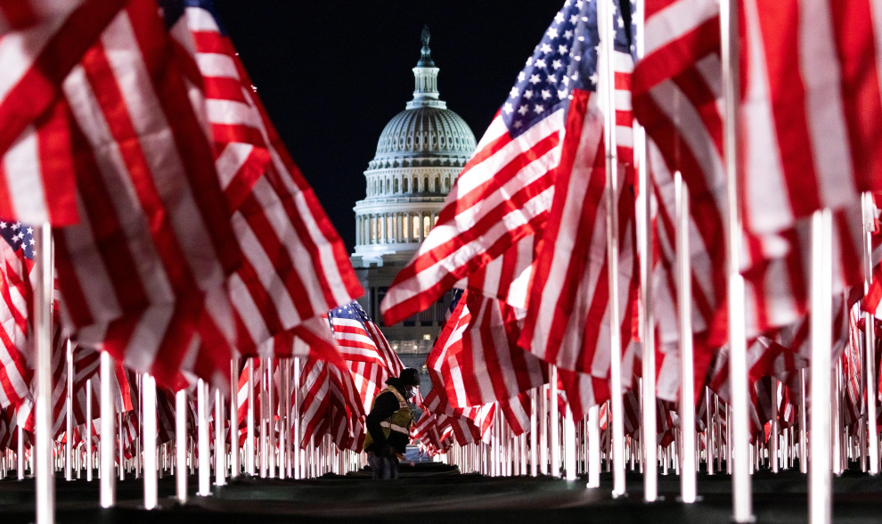Más de 200.000 banderas destinadas a representar al pueblo estadounidense que no podrá asistir a la próxima inauguración presidencial, a lo largo de el National Mall frente al Capitolio de EEUU en Washington.